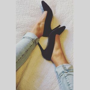 Black simple pumps